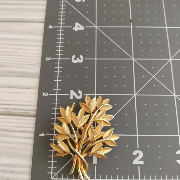 Vintage 1960s Gold Tone Fashion Multi Leaf Design Brooch Pin 2" - Picture 6 of 6
